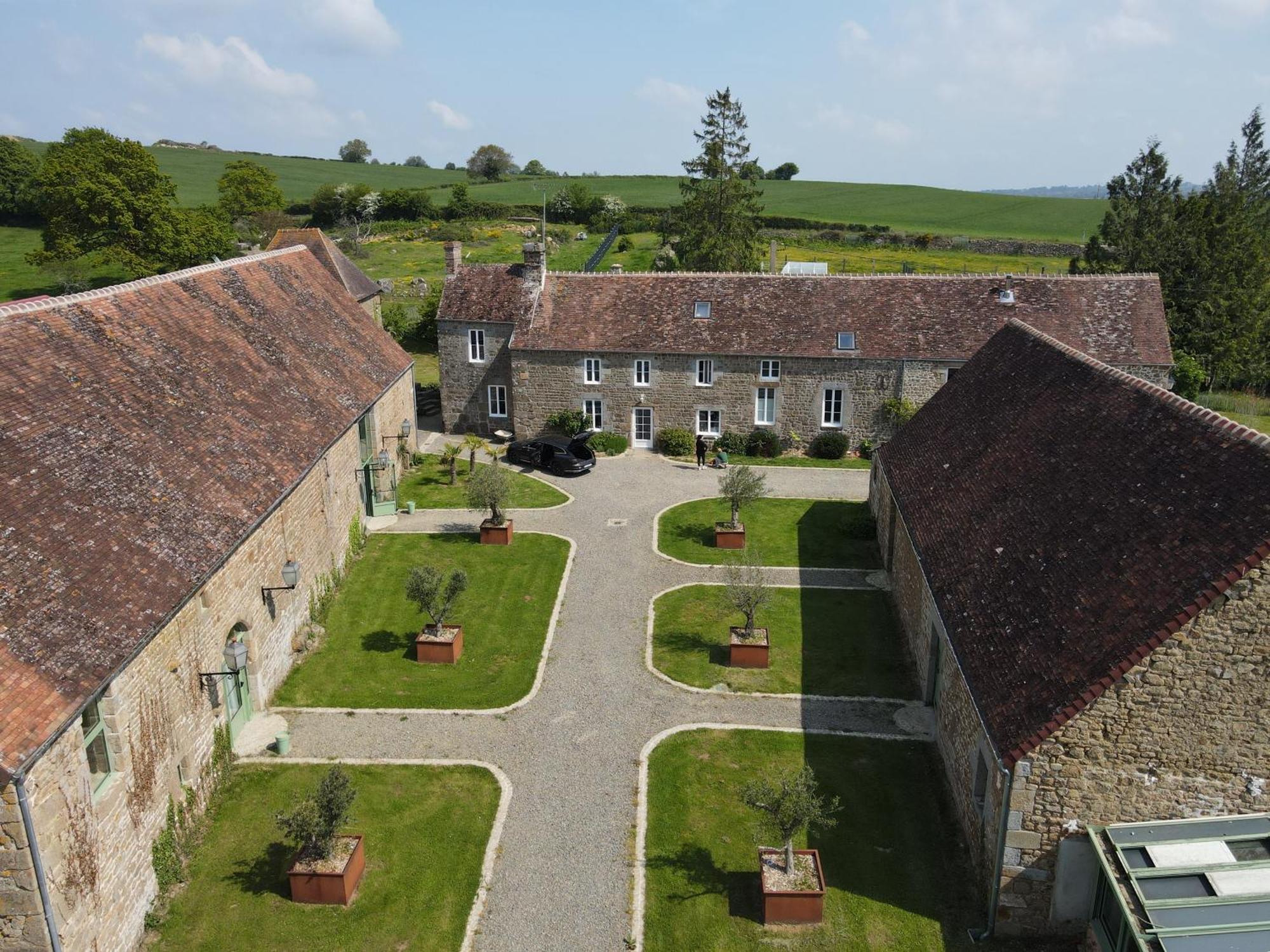 Bed and Breakfast Domaine Des Tours Vauquelin Putanges Exterior foto